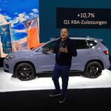 Seats Deutschland-Chef Bernhard Bauer vor dem Cupra Ateca