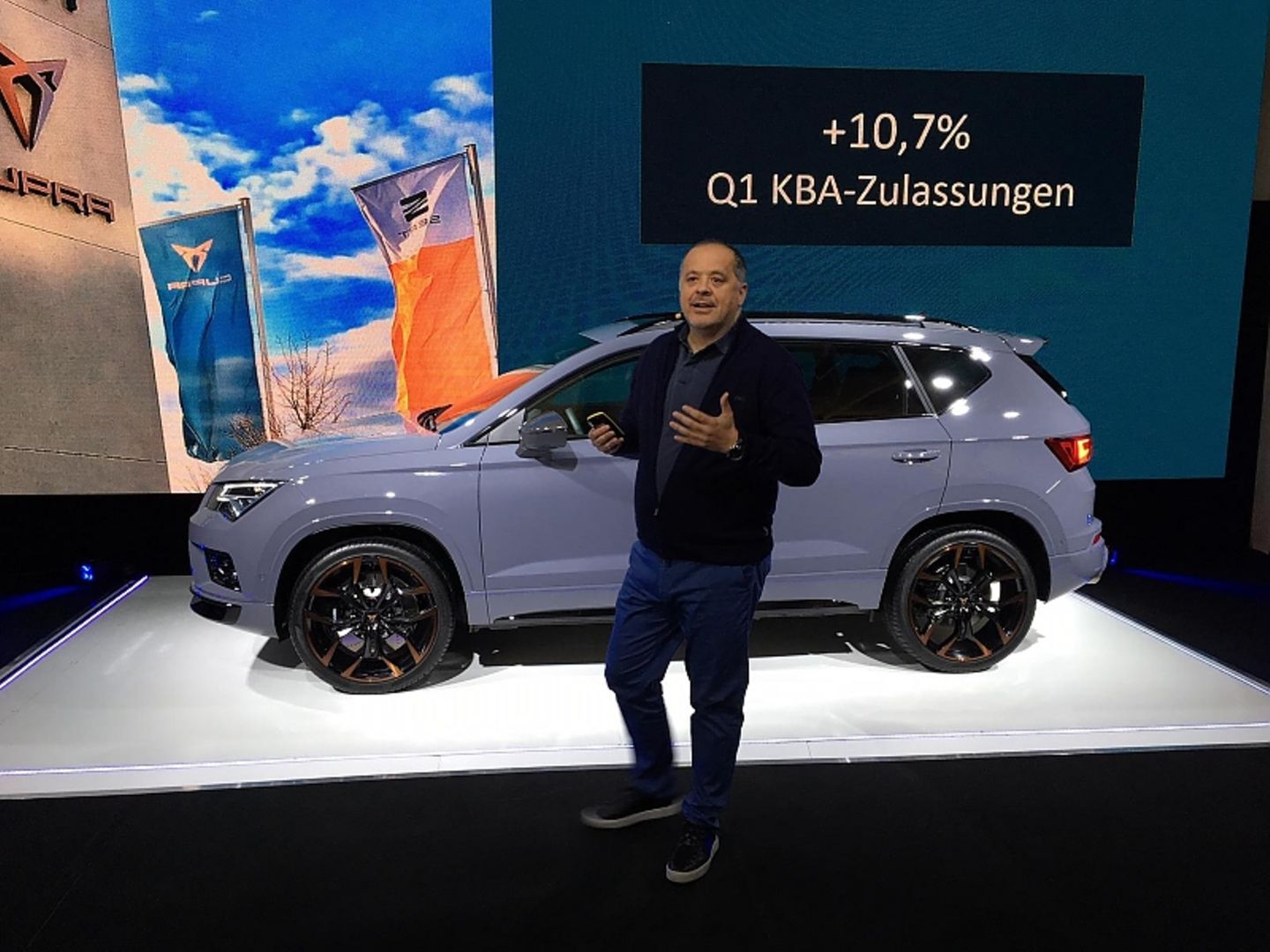 Seats Deutschland-Chef Bernhard Bauer vor dem Cupra Ateca