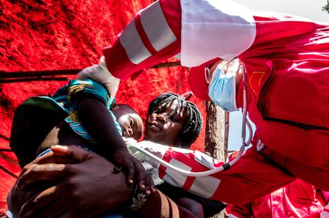 Während Zyklon in Mosambik: Frau bringt Kind zur Welt