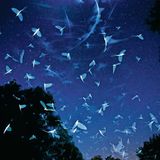 Flatterhaft. Eintagsfliegen in der Abenddämmerung über der Raab in Ungarn.