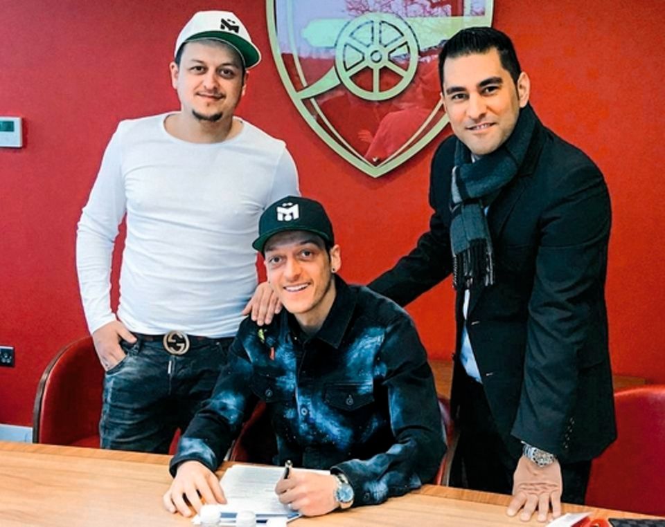 Ausnahmesportler auf Abwegen: Özil mit Bruder Mutlu und Berater Erkut Sögüt Özil mit Bruder Mutlu und Berater Erkut Sögüt