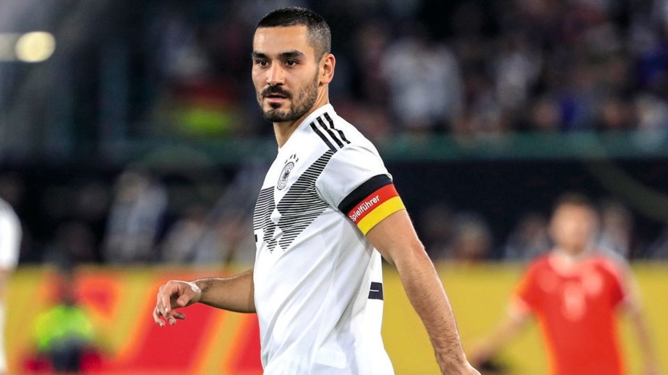 Ausnahmesportler auf Abwegen: Ilkay Gündogan, der Özil bei der Erdogan-Audienz 2018 begleitet hat, trägt heute die deutsche Kapitänsbinde Ilkay Gündogan, der Özil bei der Erdogan-Audienz 2018 begleitet hat, trägt heute die deutsche Kapitänsbinde