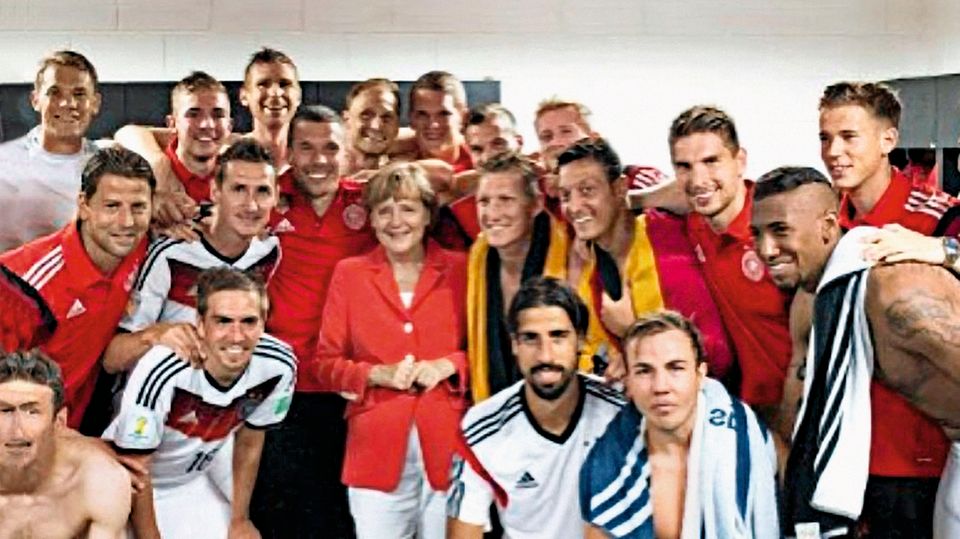 Ausnahmesportler auf Abwegen: 2014 feierte Özil den WM-Titel mit Deutschland-Fahne und in Anwesenheit der Kanzlerin 2014 feierte Özil den WM-Titel mit Deutschland-Fahne und in Anwesenheit der Kanzlerin