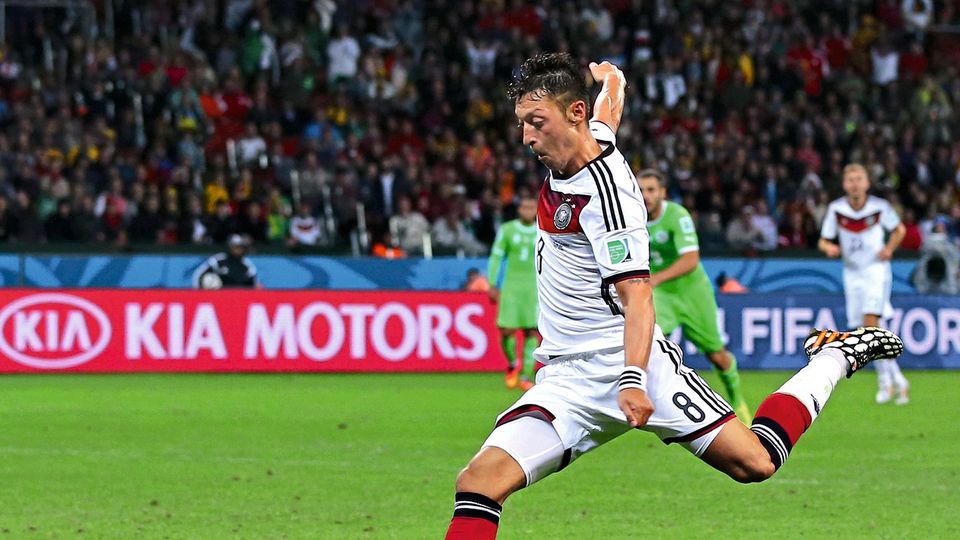 Ausnahmesportler auf Abwegen: Özil beim 2:0 gegen Algerien während der WM 2014 Özil beim 2:0 gegen Algerien während der WM 2014