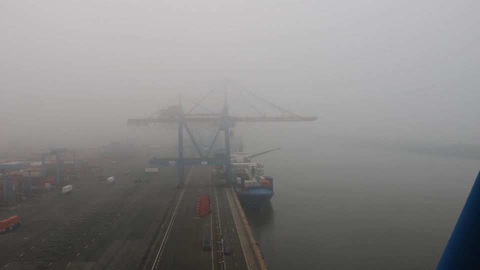 Die Containerbrücken sind durch Nebel schwer zu erkennen
