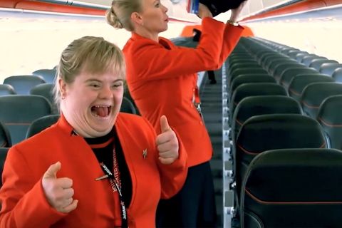 Georgia Knoll aus Australien hat das Down-Syndrom und darf für einen Tag Flugbegleiterin sein.