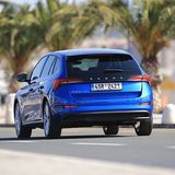 Mit den adaptiven Dämpfern und 17 Zoll Rädern ist das Fahrwerk durchaus straff abgestimmt