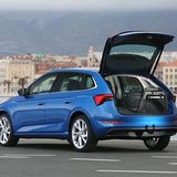 Die Heckklappe schwingt weit auf