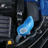 Simply Clever: der integrierte Trichter im Verschlussdeckel des Scheibenwaschbehälters