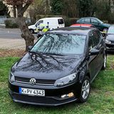 Köln, Deutschland. Durch Zufall ist ein Kölner auf eine exakte Kopie seines Wagens gestoßen. Modell, Farbe und vor allem Kennzeichen - alles identisch. "Ein Mitarbeiter von mir hatte es durch Zufall gesehen", erzählte Taxiunternehmer Adem Altay am Mittwoch. Er sei mit seinem Wagen - einem schwarzen VW Polo - sofort dort hingefahren und habe die Polizei gerufen. 