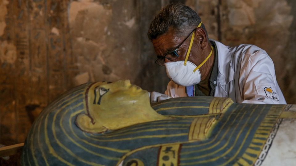 Ein Archäologe begutachtet einen alten Sarkophag
