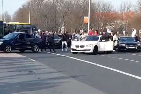 Berlin: Hochzeitsgäste blockieren Hauptverkehrsstraße