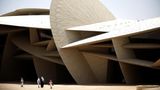 Die Lamellen aus sandfarbigem Stahlbeton des 250 Meter langen Gebäudes wachsen in alle Himmelsrichtungen