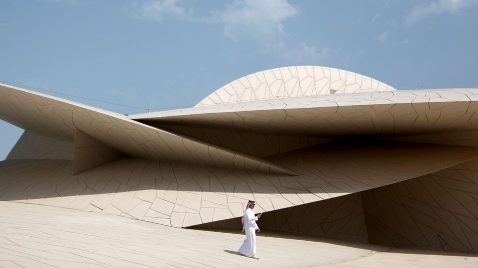 Das aufsehenerregende National Museum of Qatar in der Stadt Doha wirkt wie eine architektonische Skulptur