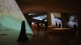 Im Inneren gibt es eine 40.000 Quadratmeter große Ausstellungsfläche: Auf einem 1,5 Kilometer langen Parcours geht es durch die Geschichte des Landes