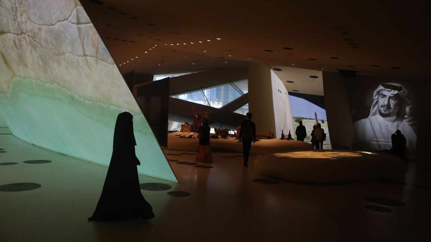 Im Inneren gibt es eine 40.000 Quadratmeter große Ausstellungsfläche: Auf einem 1,5 Kilometer langen Parcours geht es durch die Geschichte des Landes