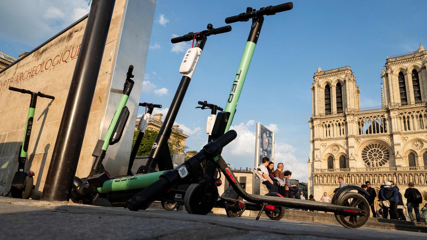 Elektroroller der Anbieter Tier und Bird vor der Kathedrale von Notre-Dame in Paris