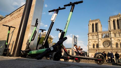Elektroroller der Anbieter Tier und Bird vor der Kathedrale von Notre-Dame in Paris