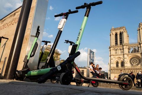 Elektroroller der Anbieter Tier und Bird vor der Kathedrale von Notre-Dame in Paris