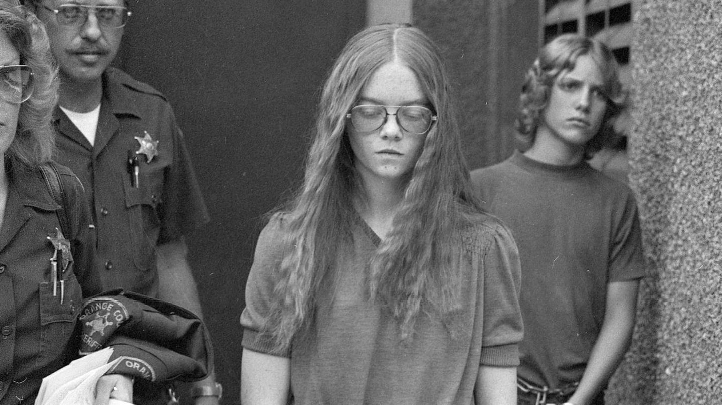 1. Oktober 1979: Brenda Spencer verlässt das Gericht in Santa Ana, Kalifornien, nachdem sie sich schuldig bekannt hat