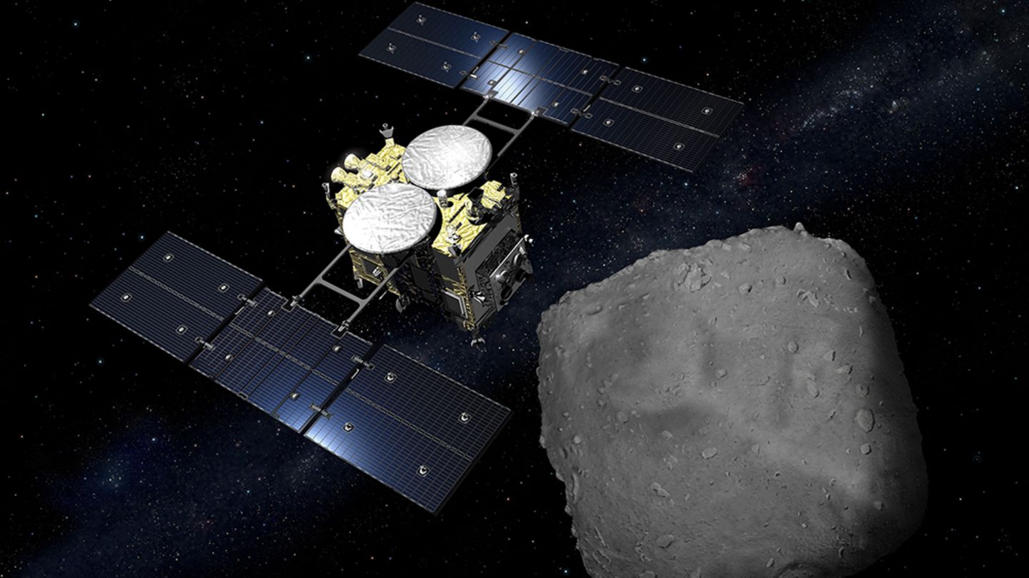 Sonde Hayabusa2 über dem Asteroiden Ryugu