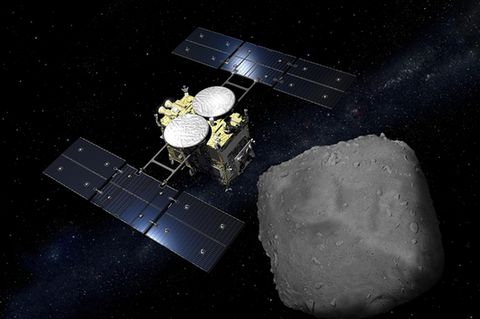 Sonde Hayabusa2 über dem Asteroiden Ryugu