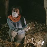 Professor Salima Ikram hält den Beckenknochen eines Kriegers.