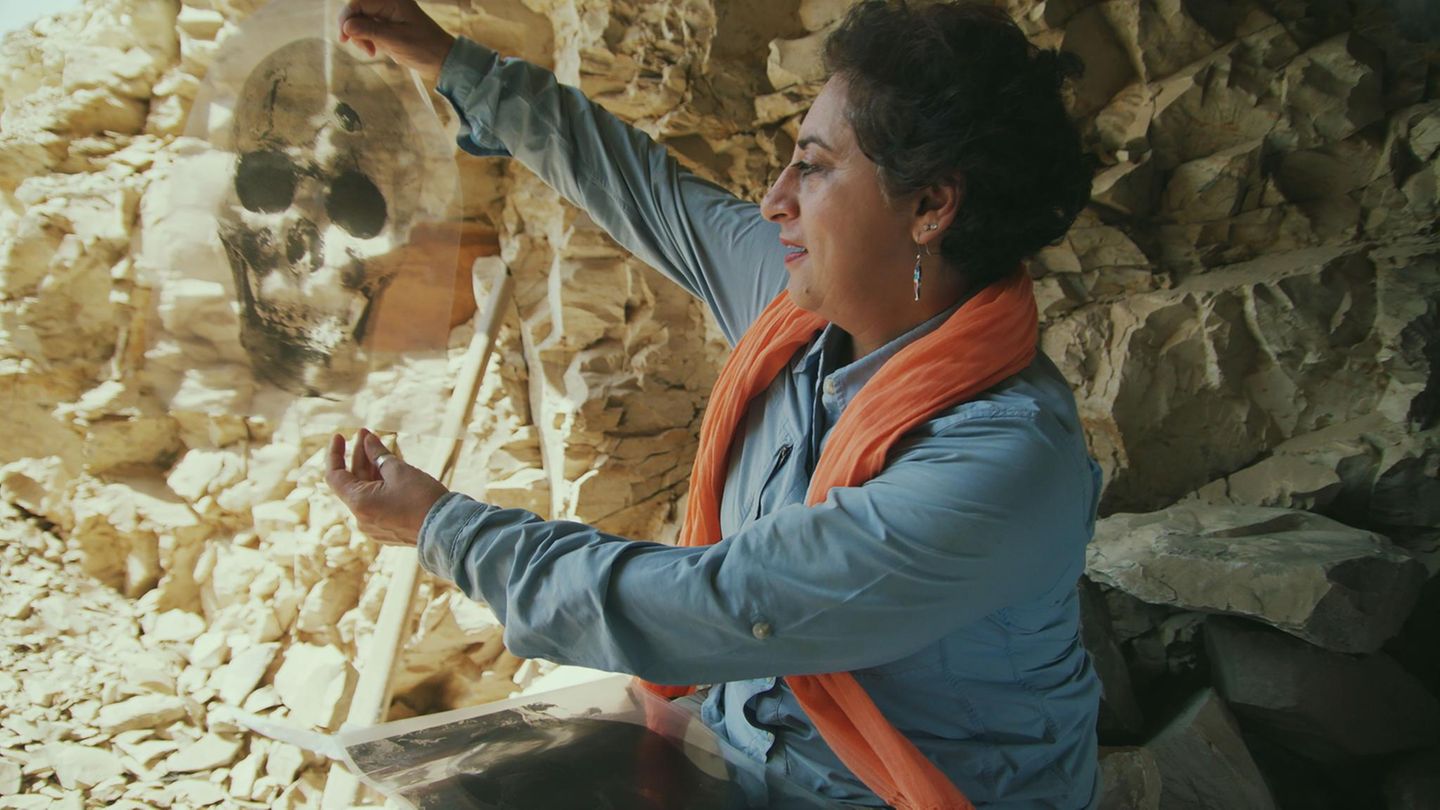 Professor Salima Ikram mit der Grafik eines Schädels.