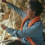 Professor Salima Ikram mit der Grafik eines Schädels.