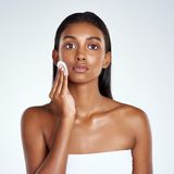 Frau trägt Gesichtstoner mit Wattepad auf