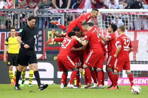 Machtdemonstration: Die Bayern jubeln über das erste Tor gegen Dortmund, das der wild entschlossene Mats Hummels per Kopf erzielte.