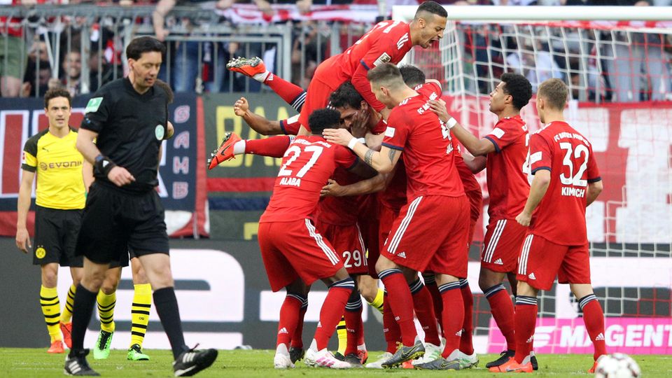 Machtdemonstration: Die Bayern jubeln über das erste Tor gegen Dortmund, das der wild entschlossene Mats Hummels per Kopf erzielte.