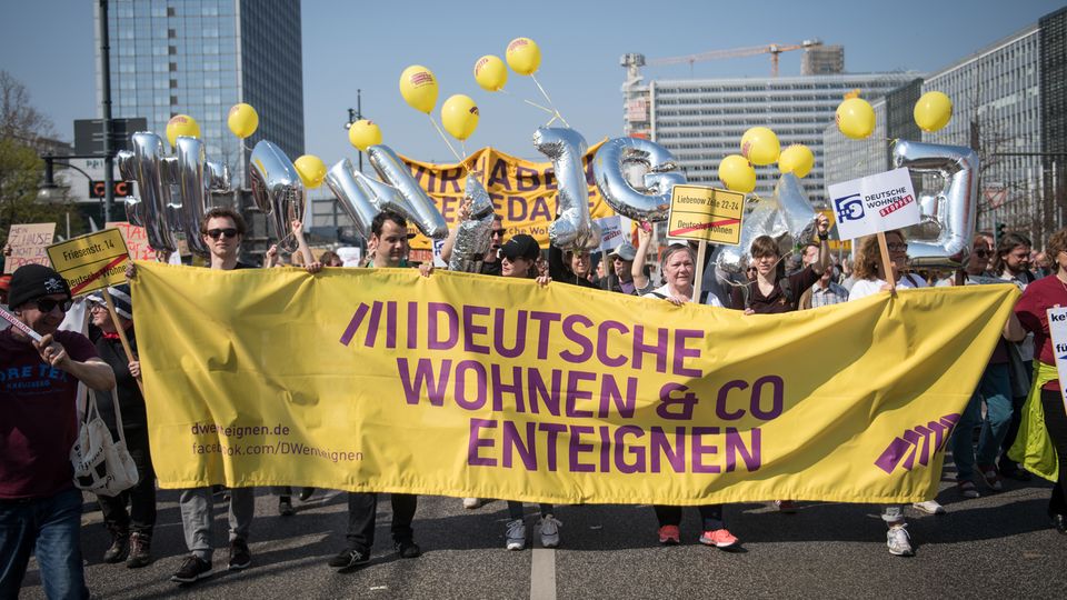 Demonstranten am Berliner Alexanderplatz
