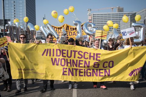 Demonstranten am Berliner Alexanderplatz