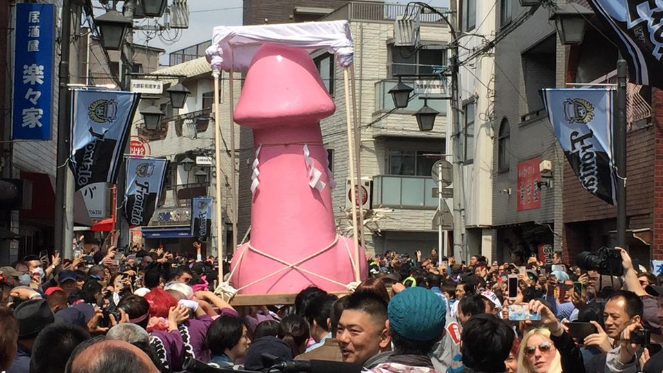 Frühlingsgefühle: Ein riesiger Phallus wird beim Phallus-Festival durch die Straßen von Kawasaki getragen