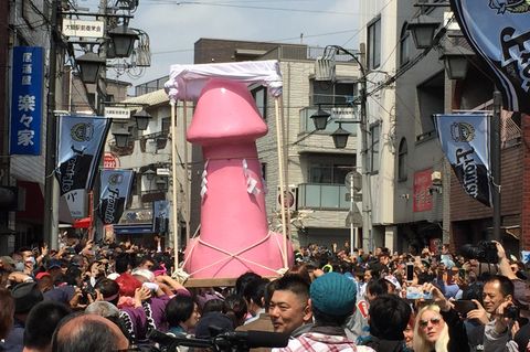 Frühlingsgefühle: Ein riesiger Phallus wird beim Phallus-Festival durch die Straßen von Kawasaki getragen