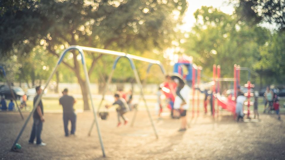 Ein Streit unter Kindern auf einem Spielplatz löste eine Erwachsenen-Schlägerei mit mehreren Verletzten aus (Symbolbild)