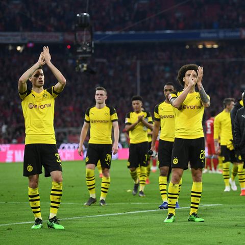 Die BVB-Verlierer bedanken sich artig bei den mitgreisten und geschockten Fans in Allianz Arena