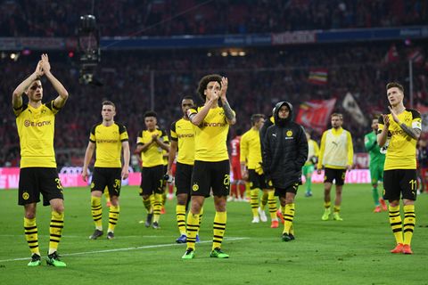 Die BVB-Verlierer bedanken sich artig bei den mitgreisten und geschockten Fans in Allianz Arena