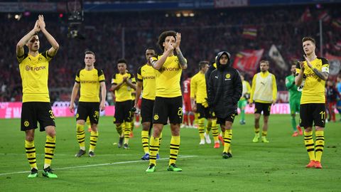 Die BVB-Verlierer bedanken sich artig bei den mitgreisten und geschockten Fans in Allianz Arena