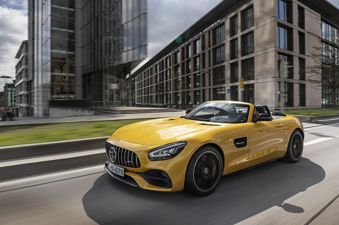 Nach 3,8 Sekunden knackt der Mercedes AMG GT S Roadster die 100 km/h-Marke