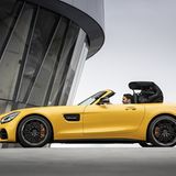 Das Stoffverdeck lässt sich bis zu einer Geschwindigkeit von 100 km/h öffnen und schließen