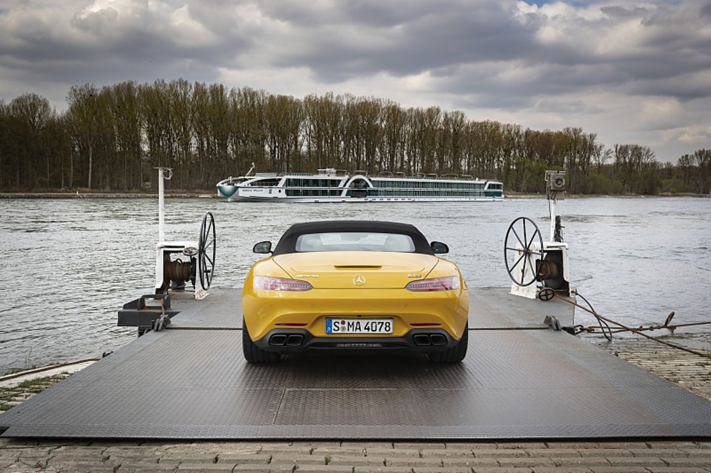 Über Wasser fahren kann der Mercedes AMG GT S Roadster noch nicht