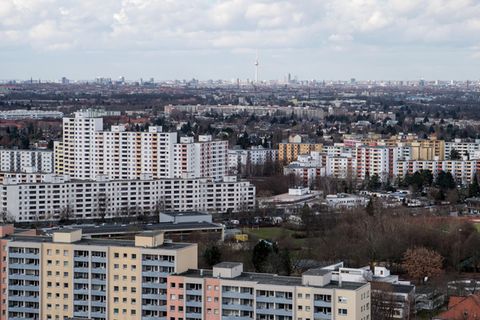 Blick über die Hochhäuser der Gropiusstadt im Süden von Berlin