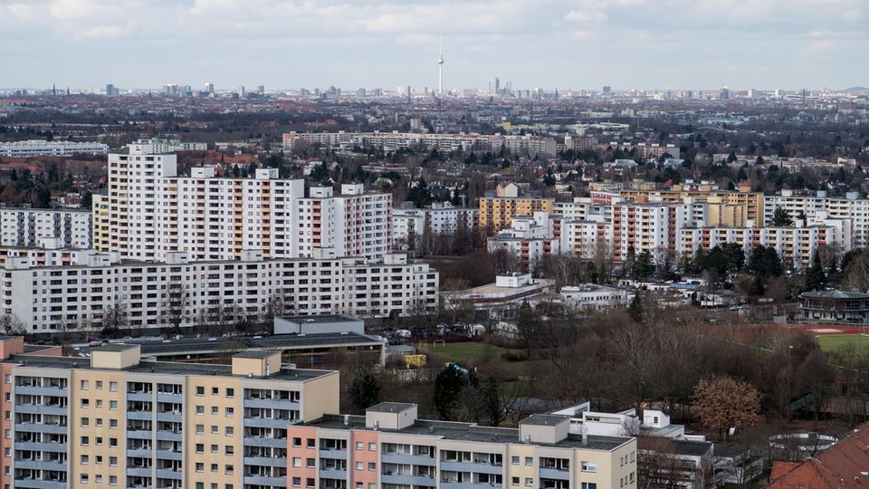 Blick über die Hochhäuser der Gropiusstadt im Süden von Berlin Blick über die Hochhäuser der Gropiusstadt im Süden von Berlin