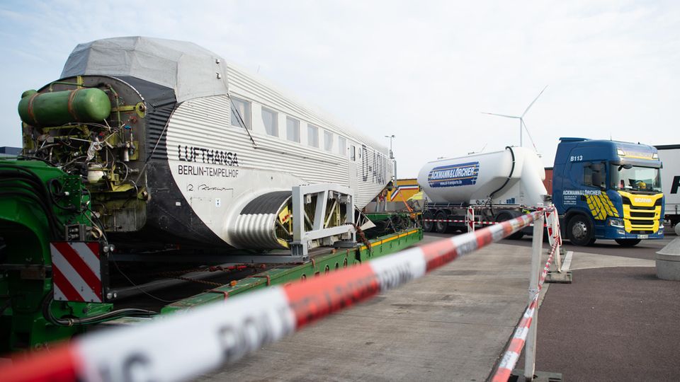 Oldtimer der Lufthansa: Flügellos: Der 18 Meter lange Aluminiumrumpf der Ju 52 auf dem Tieflader Flügellos: Der 18 Meter lange Aluminiumrumpf der Ju 52 auf dem Tieflader