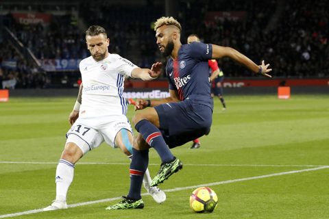 Eric Maxim Choupo-Moting (r.) von Paris Saint-Germain mit Anthony Goncalves von Racing Straßburg