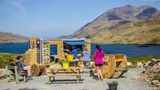Misunderstood Heron, Killary, Irland  Dieser Foodtruck wird von einem Ehepaar am Killary Fjord an Irlands Atlantic-Küste geführt. Hier gibt's: frische Muscheln aus dem Fjord, Petersilie- und Koriander-Falafel-Boxen und gefüllte Empanadas. Das beliebteste Gericht sind scharfe Lamm-Samosas, die wurden von ihren Reisen nach Indien inspiriert, das Lammfleisch kommt von einem Bauernhof in der Nähe.
