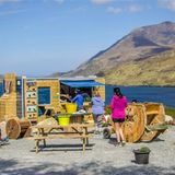 Misunderstood Heron, Killary, Irland  Dieser Foodtruck wird von einem Ehepaar am Killary Fjord an Irlands Atlantic-Küste geführt. Hier gibt's: frische Muscheln aus dem Fjord, Petersilie- und Koriander-Falafel-Boxen und gefüllte Empanadas. Das beliebteste Gericht sind scharfe Lamm-Samosas, die wurden von ihren Reisen nach Indien inspiriert, das Lammfleisch kommt von einem Bauernhof in der Nähe.