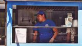 Uncle Gussy's, NYC, USA  Die Brüder Nicko und Franky Karagiorgos sind gewissermaßen im Foodtruck groß geworden. Seit sie denken können haben ihre Onkels Hot Dogs, Würste und Souvlaki aus einem Imbisswagen verkauft, und sie haben immer gern geholfen. Also machten die Brüder kurzerhand einen eigenen Wagen auf. Es gibt griechische Klassiker wie Souvlaki aus Schweinefleisch.  